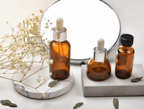 Clean Beauty - Trois flacons de produits et un miroir