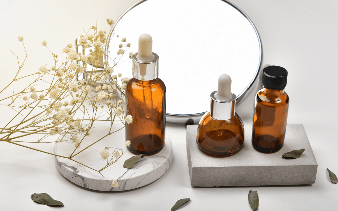 Clean Beauty - Trois flacons de produits et un miroir